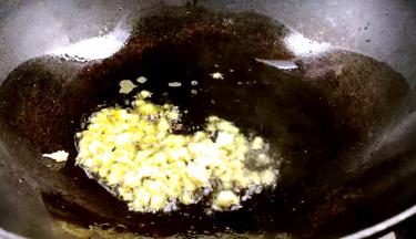 锅烧热油，爆香蒜末