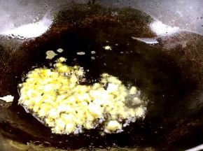 锅烧热油，爆香蒜末