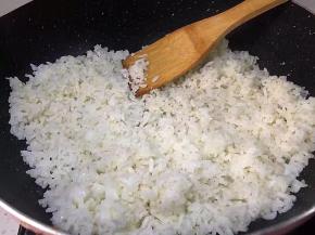 锅里放猪油，将米饭放入，压平打散，炒至颗颗散开，用碗装起来