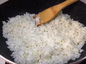 锅里放猪油，将米饭放入，压平打散，炒至颗颗散开，用碗装起来