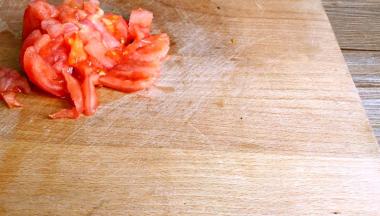 番茄洗净去皮，切丁