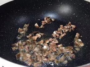 锅里放少许猪油，将腊肠放入翻炒