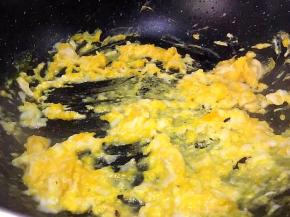 用木铲打散鸡蛋小火炒至如图