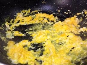 用木铲打散鸡蛋小火炒至如图