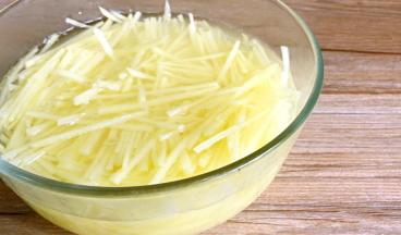 将土豆去皮洗净，切丝，再洗净淀粉