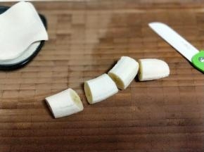 将香蕉把皮剥掉，一根香蕉切四段。