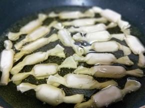 锅中加入玉米油，油温4成时加入包好的香蕉糖果，中小火慢炸。