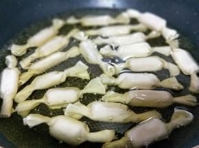 锅中加入玉米油，油温4成时加入包好的香蕉糖果，中小火慢炸。