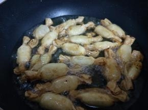 炸至两面金黄即可关火捞出。