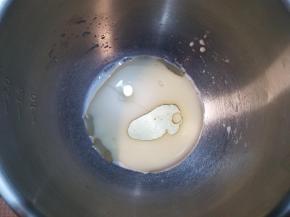 色拉油，牛奶在一个无水无油的打蛋盆内搅拌均匀