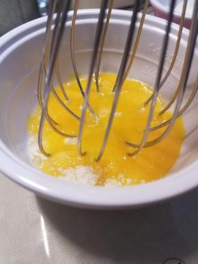 白砂糖，蛋黄搅一起打至粘稠发白