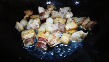 五花肉在油中煸一煸