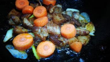 倒入胡萝卜块儿