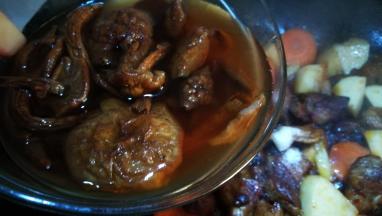 倒入滑子菇 炖制五花肉熟