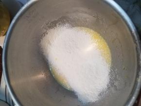 加入过筛的低筋面粉搅拌均匀备用