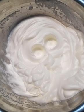 蛋白搅打至起泡，分3次加入砂糖，蛋白部分搅打至湿性发泡8成就可以了