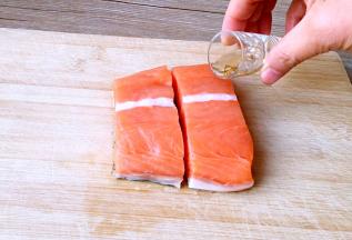 三文鱼洗净，用厨房用纸吸干水分，淋上朗姆酒抹匀