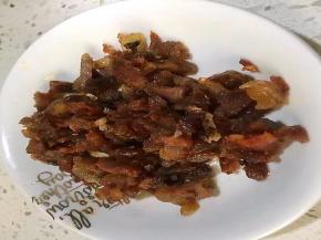 将炒好的腊肠用谍子装起来