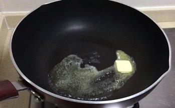 另起一锅，加入黄油