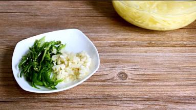 大蒜切末，青椒洗净去蒂，去籽，切丝备用