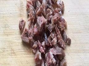 将腊肠切成小丁备用