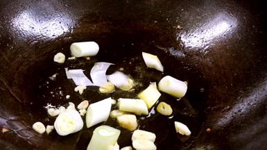 再起锅，爆香葱段和蒜末