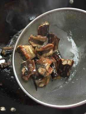 炸至黄鳝段呈金黄色即可捞出沥干油分备用！