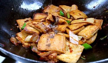 加入胡椒粉和味精，炒匀即可盛出