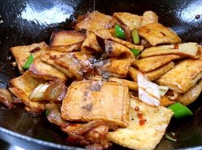 加入胡椒粉和味精，炒匀即可盛出