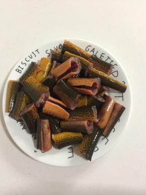 处理好的黄鳝切成段儿备用！（我把所有的黄鳝都处理好了切段，分成若干小份儿放在冰箱冷冻保存！吃的时候提前拿出来解冻即可！今天做的这道干煸黄鳝我用了3条黄鳝！）