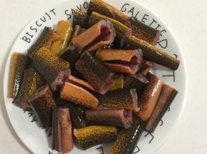 处理好的黄鳝切成段儿备用！（我把所有的黄鳝都处理好了切段，分成若干小份儿放在冰箱冷冻保存！吃的时候提前拿出来解冻即可！今天做的这道干煸黄鳝我用了3条黄鳝！）