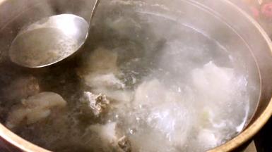 撇去浮末后，盖上锅盖，小火慢炖30分钟