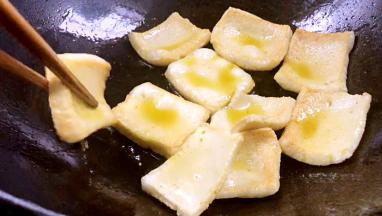 煎至两面金黄后捞出，沥油备用