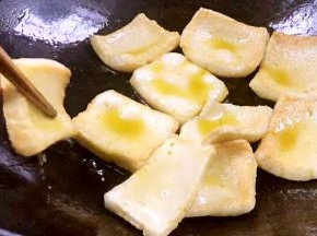 煎至两面金黄后捞出，沥油备用