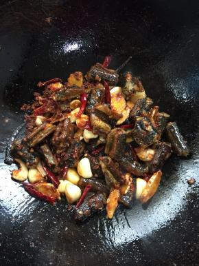放入黄鳝翻炒均匀！