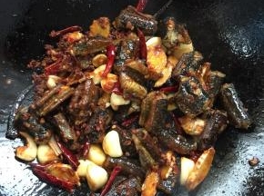 放入黄鳝翻炒均匀！