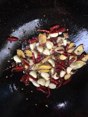 锅烧热倒入适量的油，放入生姜，蒜瓣，花椒，干辣椒炒出香味儿！