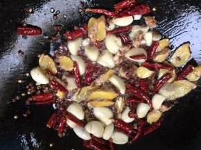 锅烧热倒入适量的油，放入生姜，蒜瓣，花椒，干辣椒炒出香味儿！