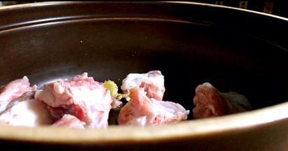 将浸泡好的猪排骨，洗净沥水后，放入砂锅内，加入姜片