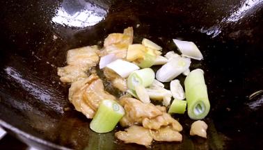 加入，大葱、姜、蒜爆香