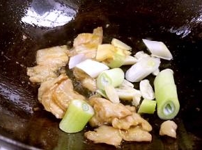 加入，大葱、姜、蒜爆香