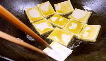 放入千叶豆腐，中火慢煎