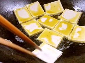 放入千叶豆腐，中火慢煎