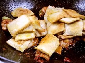 加入煎好的千叶豆腐