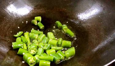 锅留底油，放入杭椒