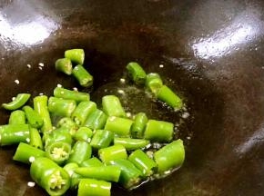 锅留底油，放入杭椒