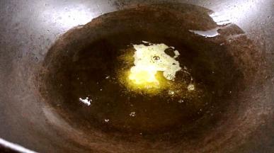 锅烧热油，加入盐炒匀