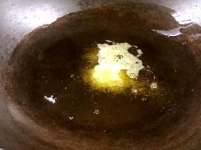 锅烧热油，加入盐炒匀