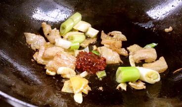 加入豆瓣酱，炒出红油