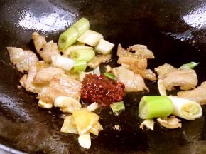 加入豆瓣酱，炒出红油